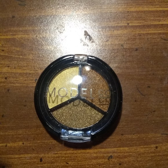 MODEL co - Picture 3 of 3